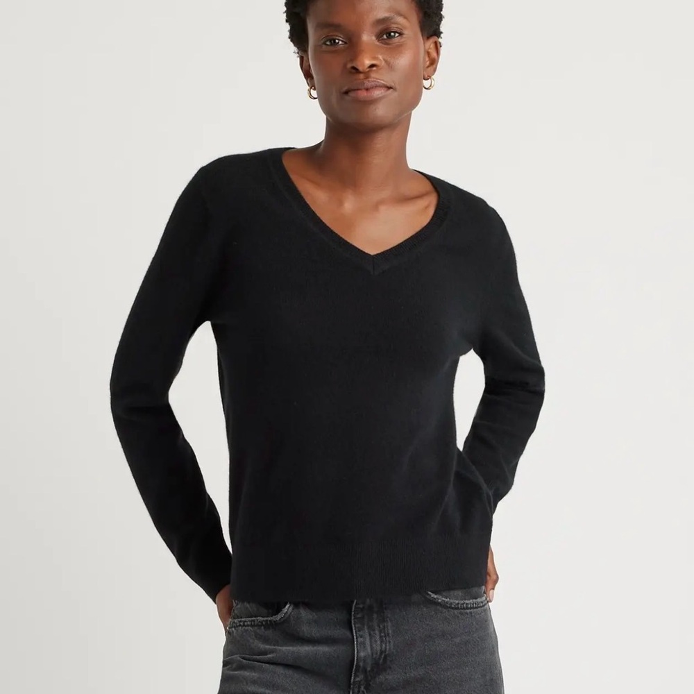 Quince Mongolian Cashmere  V-Neck Sweater in Black Size Small 1277